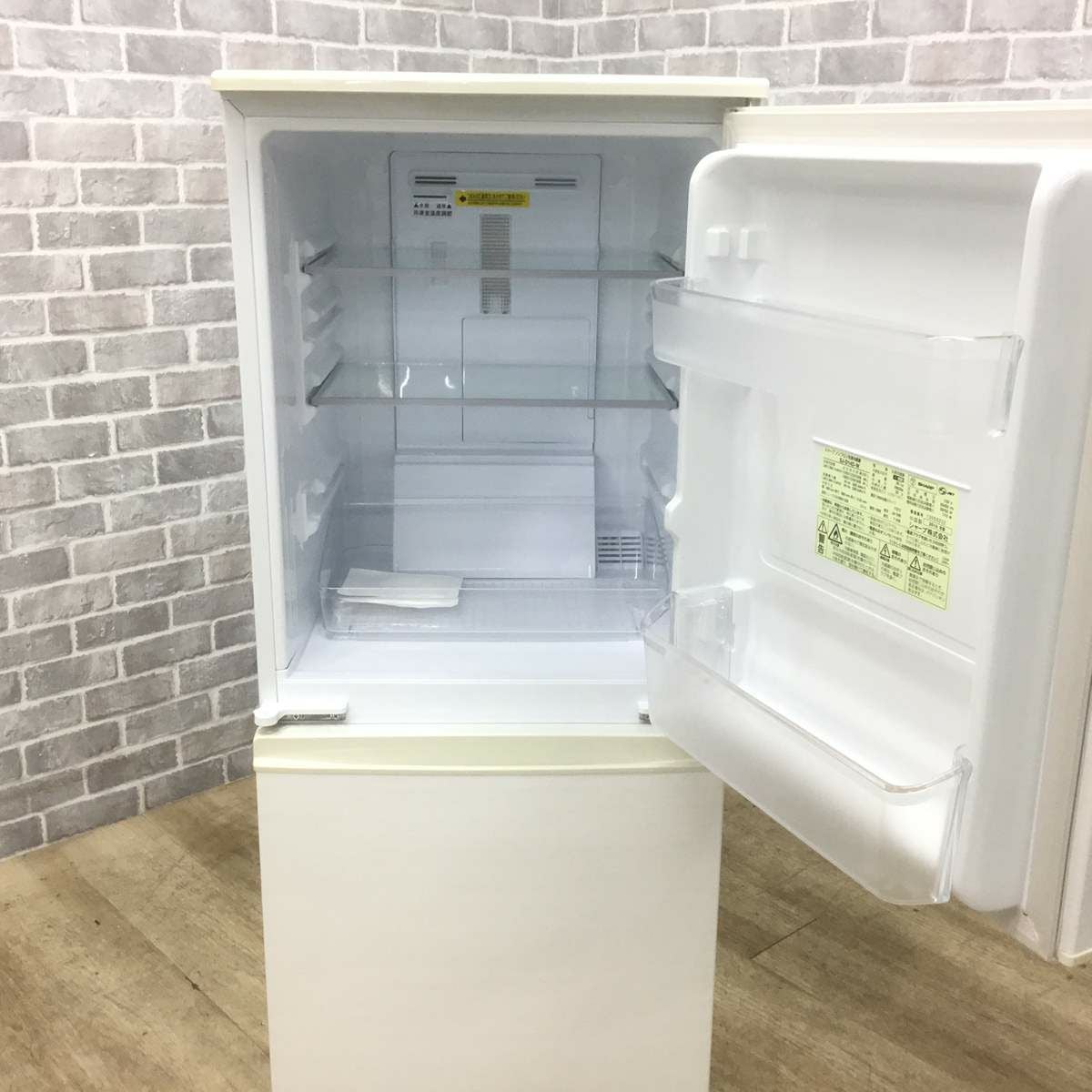 シャープ 137L 2ドア冷蔵庫 2018年製 SJ-C14D-W ホワイト系 ファン式 100Lクラス 百Lクラス つけかえどっちもドア 札幌市東区 新道東店 SJ-D14D-W 冷蔵庫 ホワイト系 [137L /2ドア /右開き/左開き付け替え