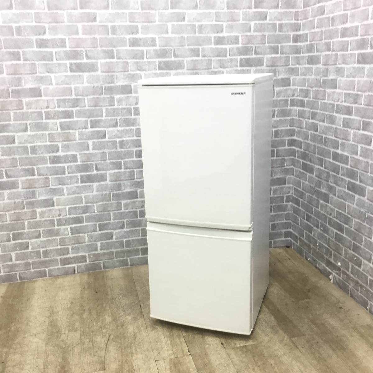 【美品】シャープ2ﾄﾞｱ冷蔵庫 137L　2018年製品　SJ-D14E-W どっちでもドア SJ-D14E-W 冷蔵庫 ホワイト系 [137L /2ドア /右開き/左開き付け替え
