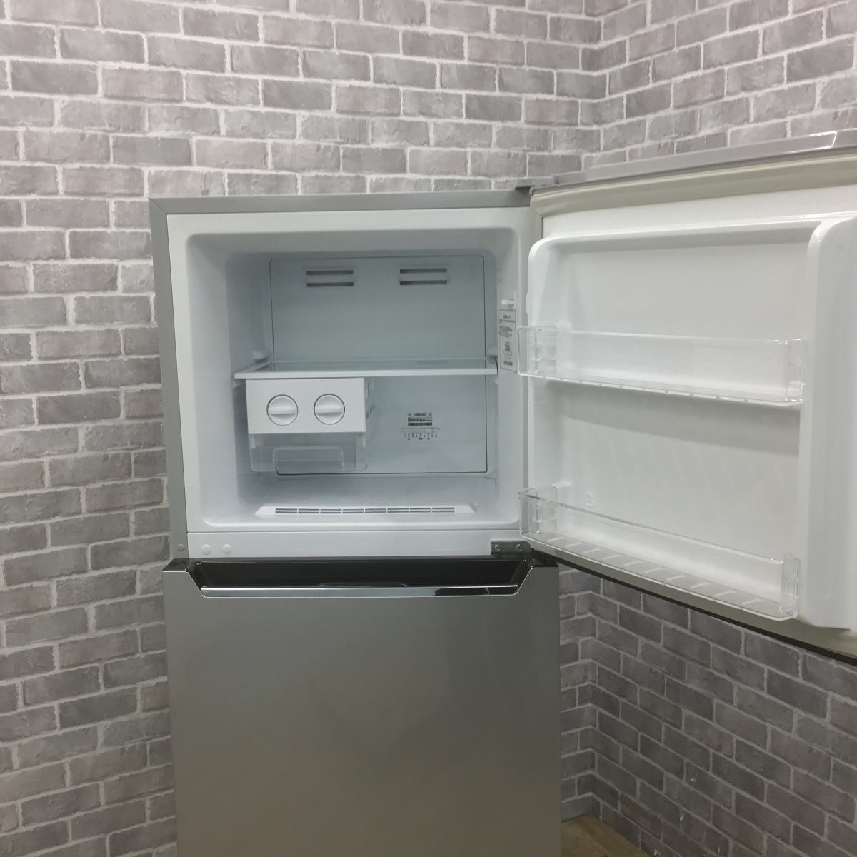 ハイセンス 冷蔵庫 2ドア 227L 右開き HR-B2301 2018年製
